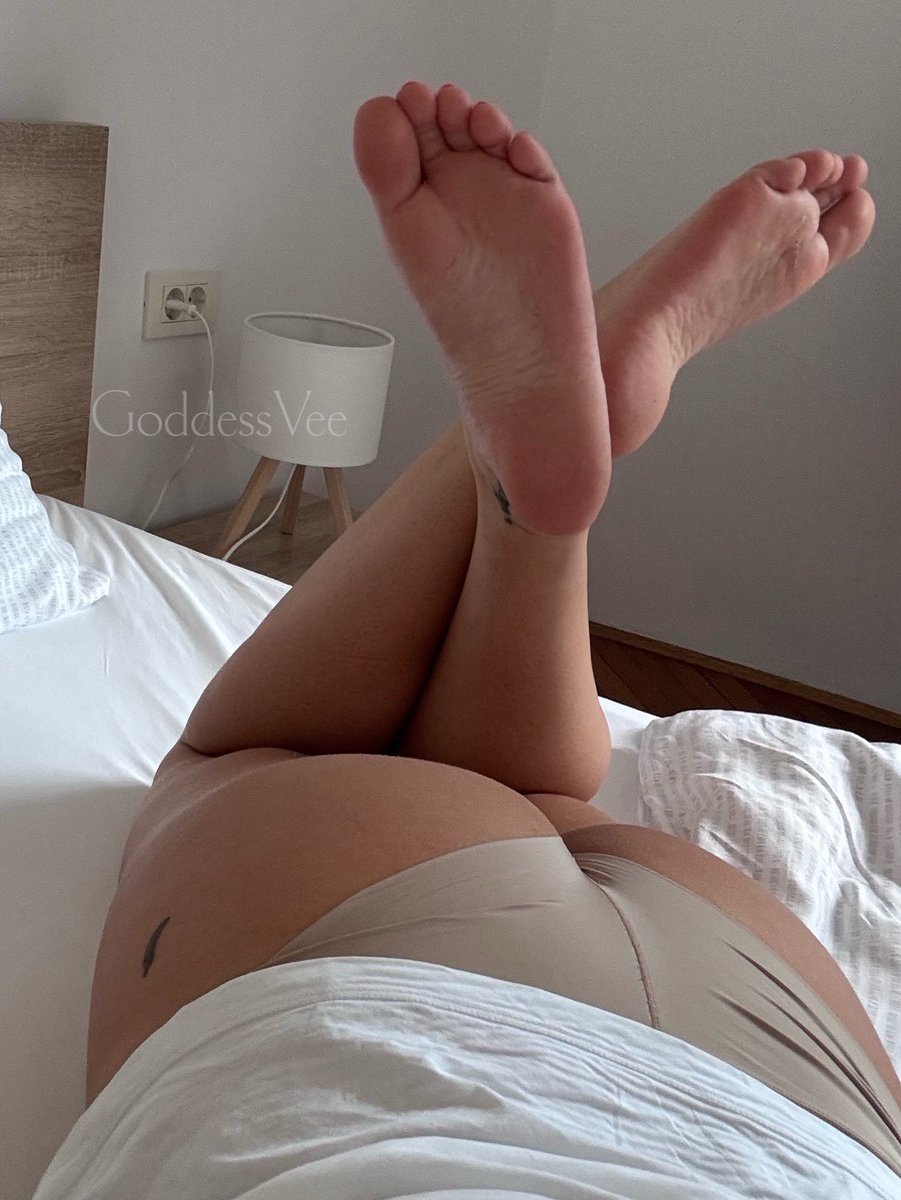 goddessfeetVero's tweet photo. Hallo, meine Sohlenanbeter 😏 https://t.co/RP2o8y5W27