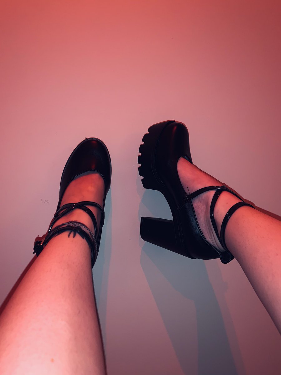Domiris63's tweet photo. Qui pour me rembourser mes nouvelles chaussures ?? 
Je te ferai un petit cadeau en retour… 😘

#domina #dominatrice #fetish #pieds #pied
#foot #feet #findom #monneyslave #clermontferrand #réel63 #esclave #slave #paypig https://t.co/YqgDe4Z7mx