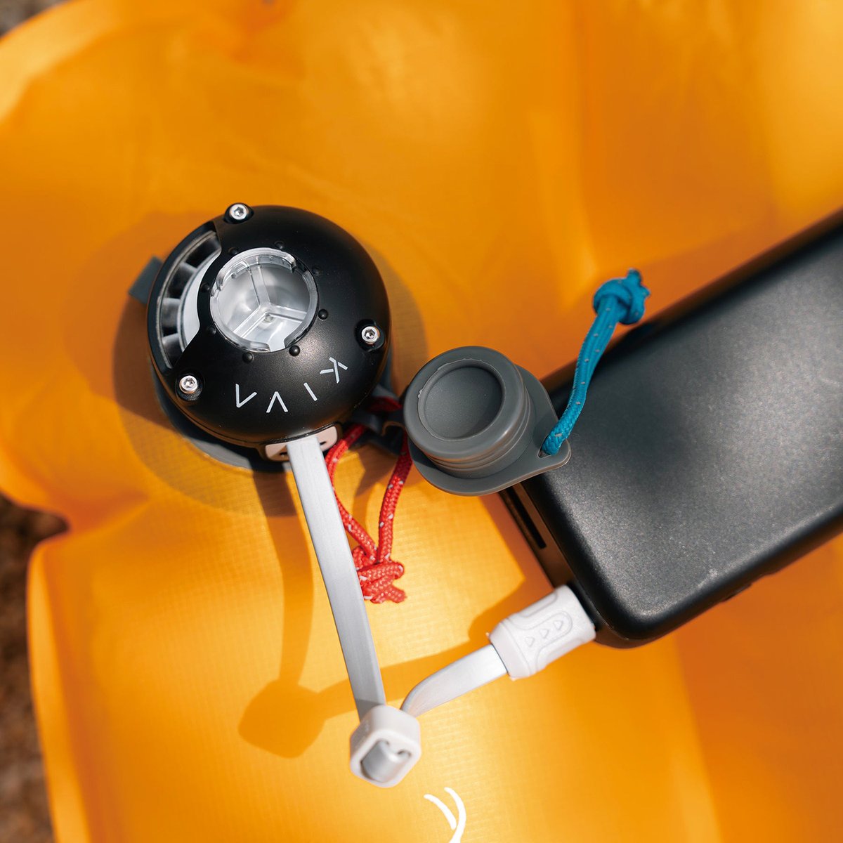 sokit_jp's tweet photo. KIVA OUTDOORS - Mighty Air Pump

わずか30g。手持ちのモバイルバッテリーから給電する電動エアポンプです。
浮き輪などに使えるアタッチメントも付属しますので、一家に一つなアイテムとしてお薦めいたします。

実際にエアマットを膨らませてみましたが、結構しっかりと膨らみました。
実際に寝てみていないので、確証はありませんが、追加で手動で入れなくても良さげです。