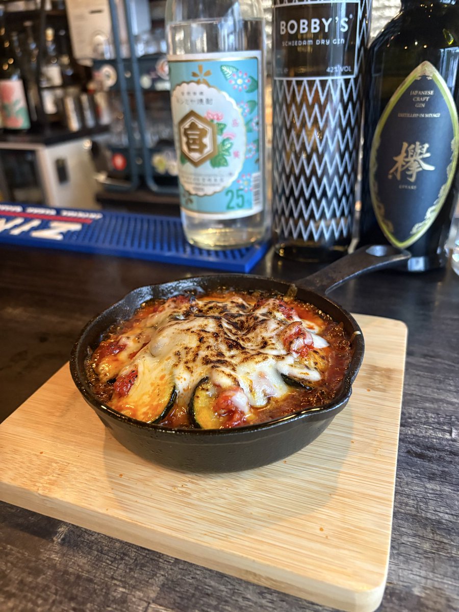 pirorin39's tweet photo. 「チーズまみれのズッキーニ　ラザニア風」です。
ズッキーニってそのまま焼くだけでも美味しい野菜なんですが、チーズとハリッサで味付けしてチーズに溺れさせました！
パスタ生地は入っておりませんが、ズッキーニ一本丸々入れておりますのでボリュームあります。
@tabata_bar https://t.co/HFH07cnVic