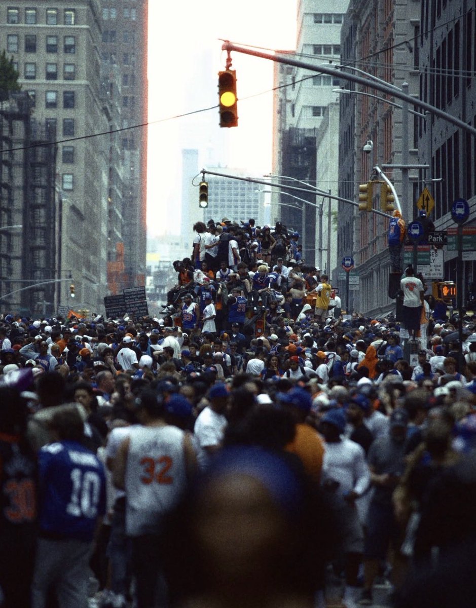 50NuancesDeNBA's tweet photo. Et cette photo dingue de New York pendant la parade des Knicks…🤩🗽

📸 - Mitch Ritter https://t.co/6XpMOwdtwn