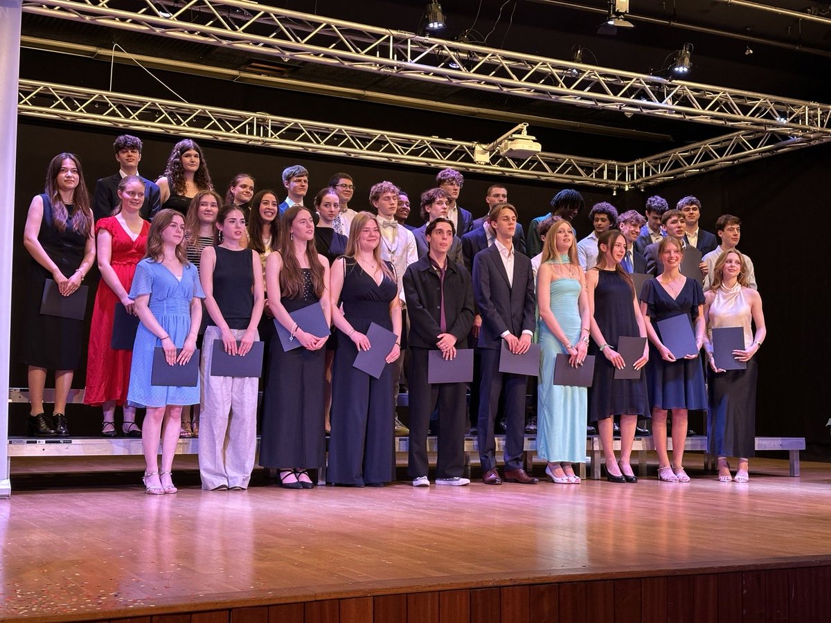 DBoBruessel's tweet photo. Ça y est, c’est fait! L’école est finie, le bac est en poche! Cérémonie de remise des diplômes aux bachelières et bacheliers de la #iDSB ! 🎉 Félicitations! Et maintenant, en route vers un bel avenir! https://t.co/83XUgqqvI3