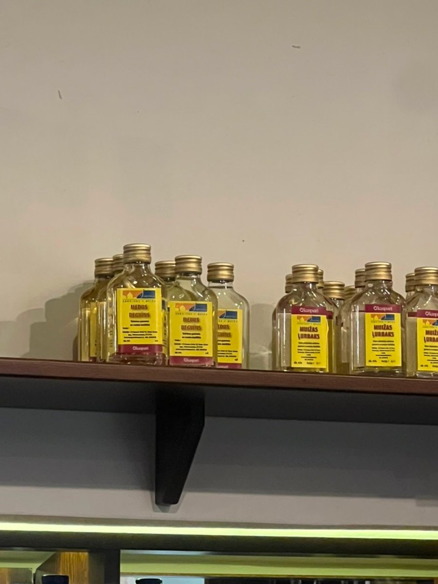 RMeiruska's tweet photo. Šlokenbekas muiža un viņu pašu brandotais alkohols.Gaužām bēdīgi. No pirmā acu uzmetiena varētu padomāt, ka šo turpat pagrabā dzen no veciem āboliem…
Pilnīgi nesaprotami, šim produktam taču varēja uztaisīt smuku etiķeti un pievilcīgu nosaukumu, ko gribētos nopirkt kā suvenīru!
Muižas ļurbaks… Nu, džeki, come on.