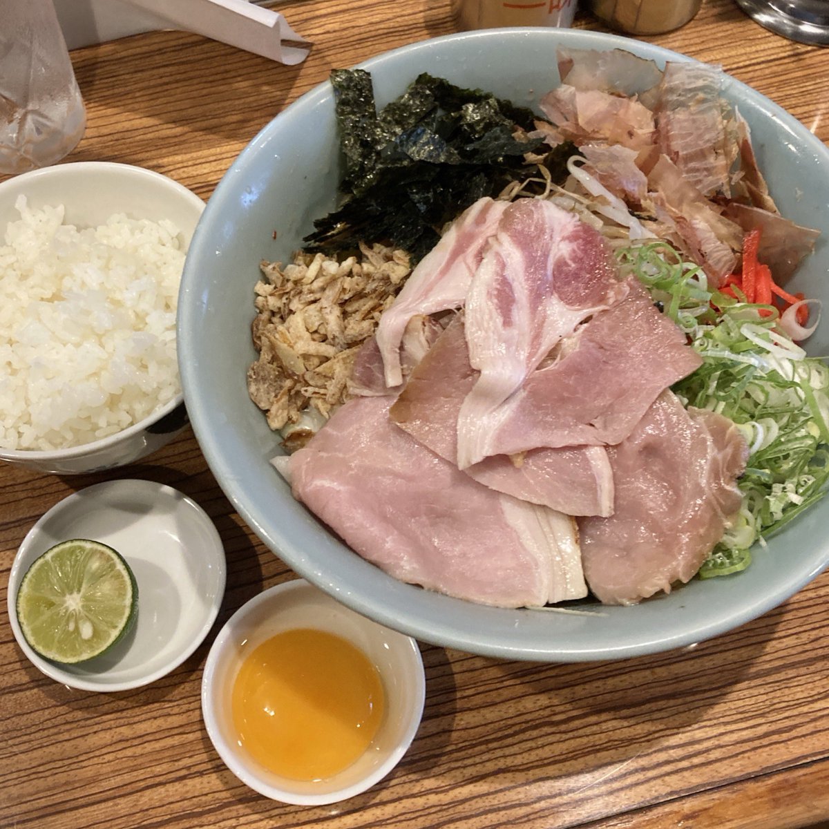 goose_306's tweet photo. 番町製麺さんで、冷やし汁なしにすだち追加そしてライス。エビマヨ抜いて卵黄付き感謝。

今回も麺200g。混ぜ混ぜしつつすだち卵黄落として酢橘絞って酢を回しかけて…いつの間にか麺が無くなる一杯。ラストはライス投入。やっぱ旨いすな。

#番町製麺 https://t.co/dpIDVG00pF