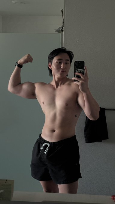 Mr. Zaddy Yang - Anyone like a big strong man? https://t.co/6JCIjtrckD