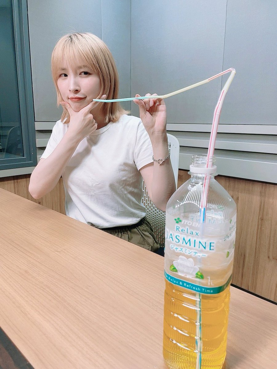 ozawa_rena's tweet photo. 今夜21時から、#よりらじ 配信です！🎧💫

今回は猫ちゃんにまつわるお悩み(=^ェ^=)
※自作笑い袋は来月の登場です。

リアルタイムならどなたでも視聴可能！聴きましょう！！

(写真は公開済みおまけ放送の件より) https://t.co/N4iLZvgeoZ