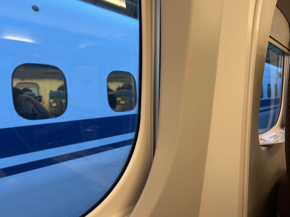 kitaroum81's tweet photo. 新幹線で缶詰なう。
浜松駅で人身事故。豊橋駅で後ろの新幹線と並んで停車中。 https://t.co/iMDjoPEWZM