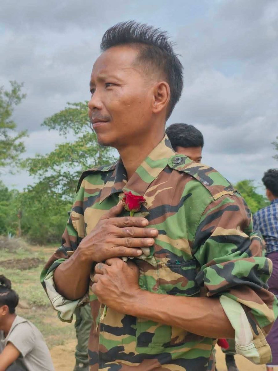 IrrawaddyNews's tweet photo. Resistance fighters from the Black Leopard Army (BLPA) in Sagaing’s Yinmabin District on Friday marked the 81st birthday of jailed democratic leader Daw Aung San Suu Kyi by joining a global “rose campaign.”

#WhatsHappeningInMyanmar https://t.co/zeoLqtxa78