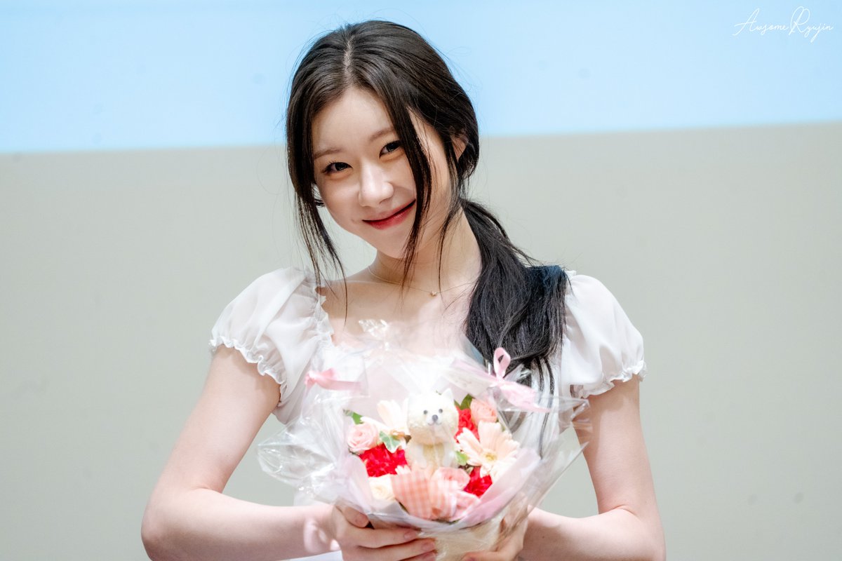 AwsomeRyujin's tweet photo. 260612 MS #ITZY #있지 #CHAERYEONG #채령 

제작 때 분명 2마리를 부탁 드렸는데 뭔가 잘못 되었는지 1마리로 와버렸어 미안해 채령아 ㅜㅜ

이건 채리일거야 하면서 채소야 미안해 하는 채령이도 귀여웠다! https://t.co/lxuVd4DNjA
