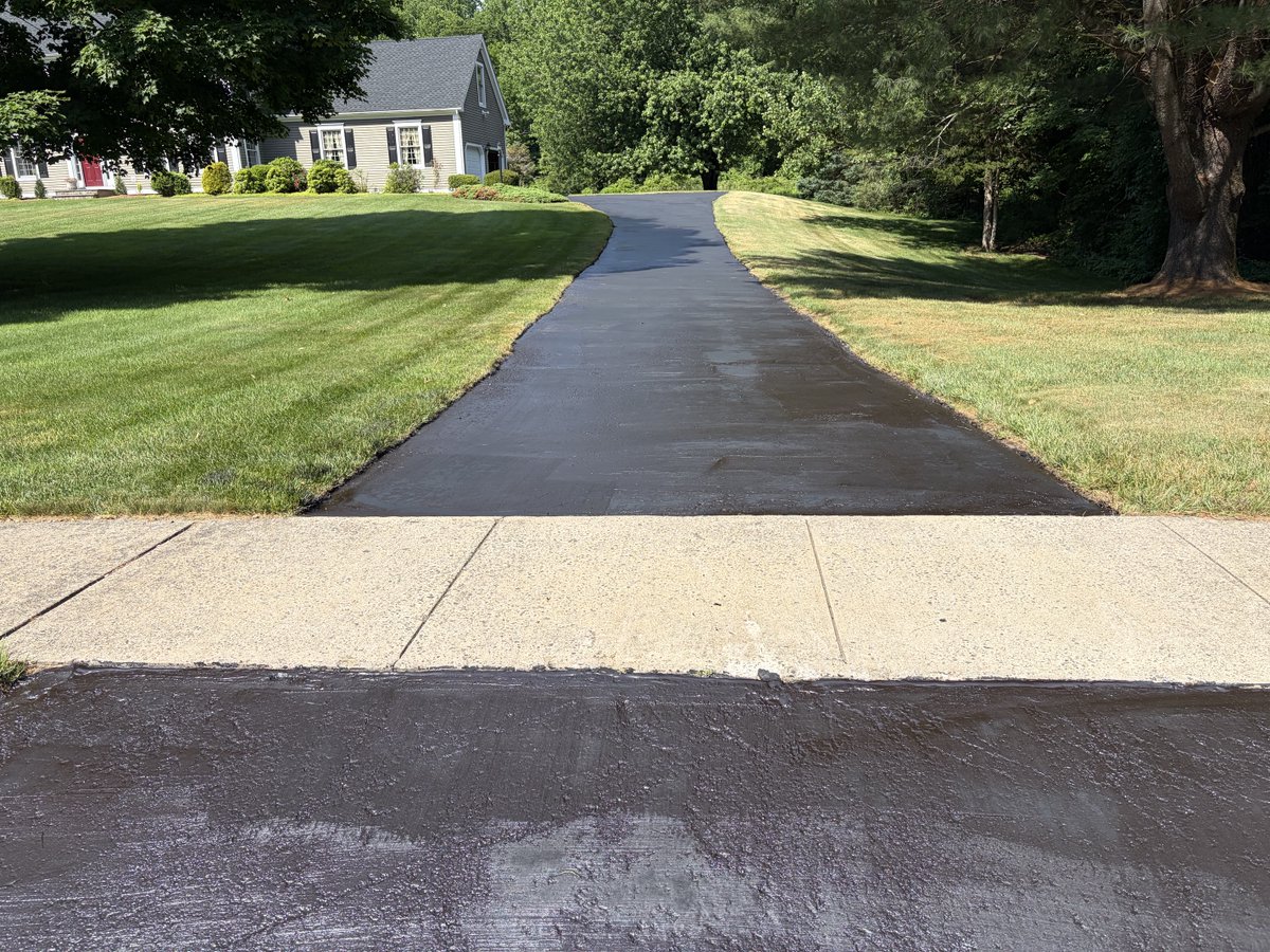 5starasphalt_ct's tweet photo. Driveway asphalt sealcoating completed in Cheshire, Connecticut. #asphaltsealcoating #driveway #sealcoating #connecticut #homeimprovement https://t.co/do0wIvLnnH