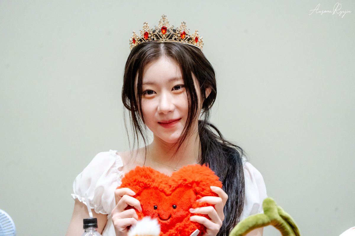 AwsomeRyujin's tweet photo. 260612 MS #ITZY #있지 #CHAERYEONG #채령 

믿지의 하트를 받고 감동하는 채령이 https://t.co/VcxFPXNhaj