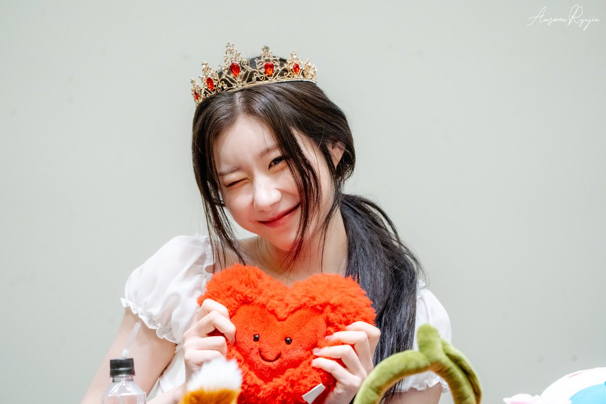 AwsomeRyujin's tweet photo. 260612 MS #ITZY #있지 #CHAERYEONG #채령 

믿지의 하트를 받고 감동하는 채령이 https://t.co/VcxFPXNhaj