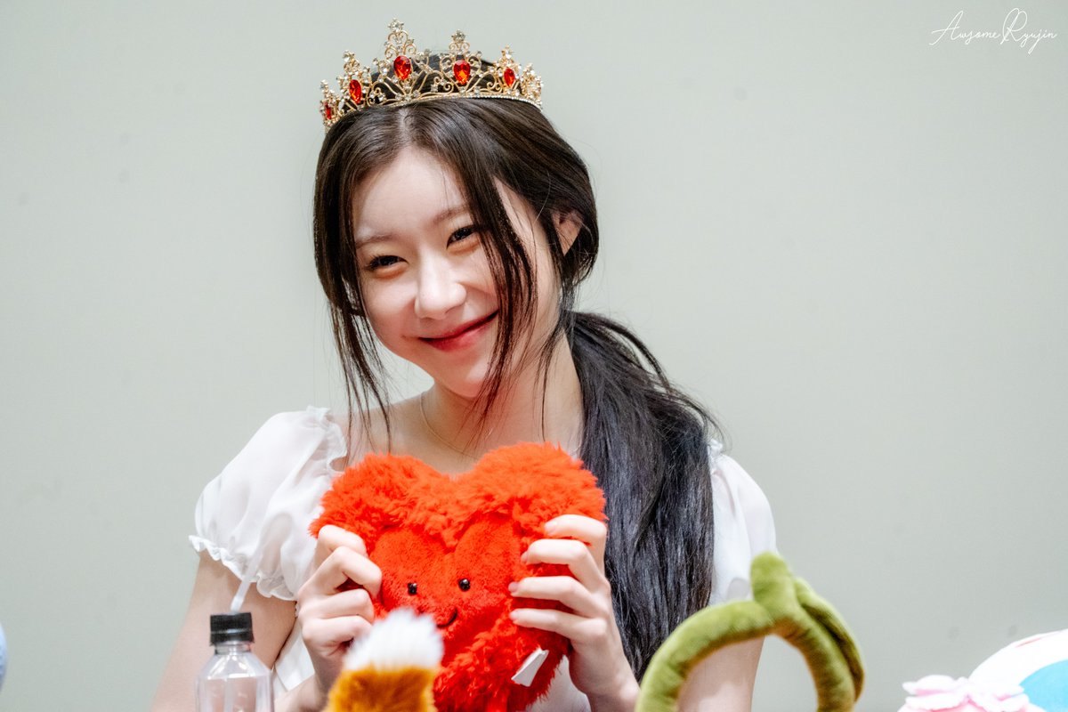 AwsomeRyujin's tweet photo. 260612 MS #ITZY #있지 #CHAERYEONG #채령 

믿지의 하트를 받고 감동하는 채령이 https://t.co/VcxFPXNhaj