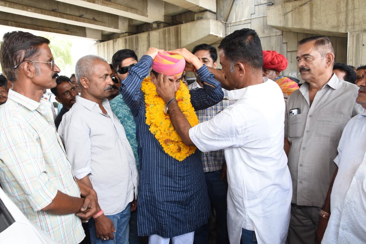 DharmendraS_inc's tweet photo. आज जालौर प्रवास के दौरान सांडेराव में श्री जयदेव सिंह राणावत जी के नेतृत्व में ग्रामीणों से आत्मीय भेंट एवं संवाद हुआ। इस अवसर पर ग्रामीणों द्वारा दिए गए स्नेह, सम्मान एवं स्वागत के लिए सभी का हृदय से आभार व्यक्त करता हूं।

इस दौरान बैठक में EWS सरलीकरण पर सार्थक चर्चा की। https://t.co/AZ815QXqqy