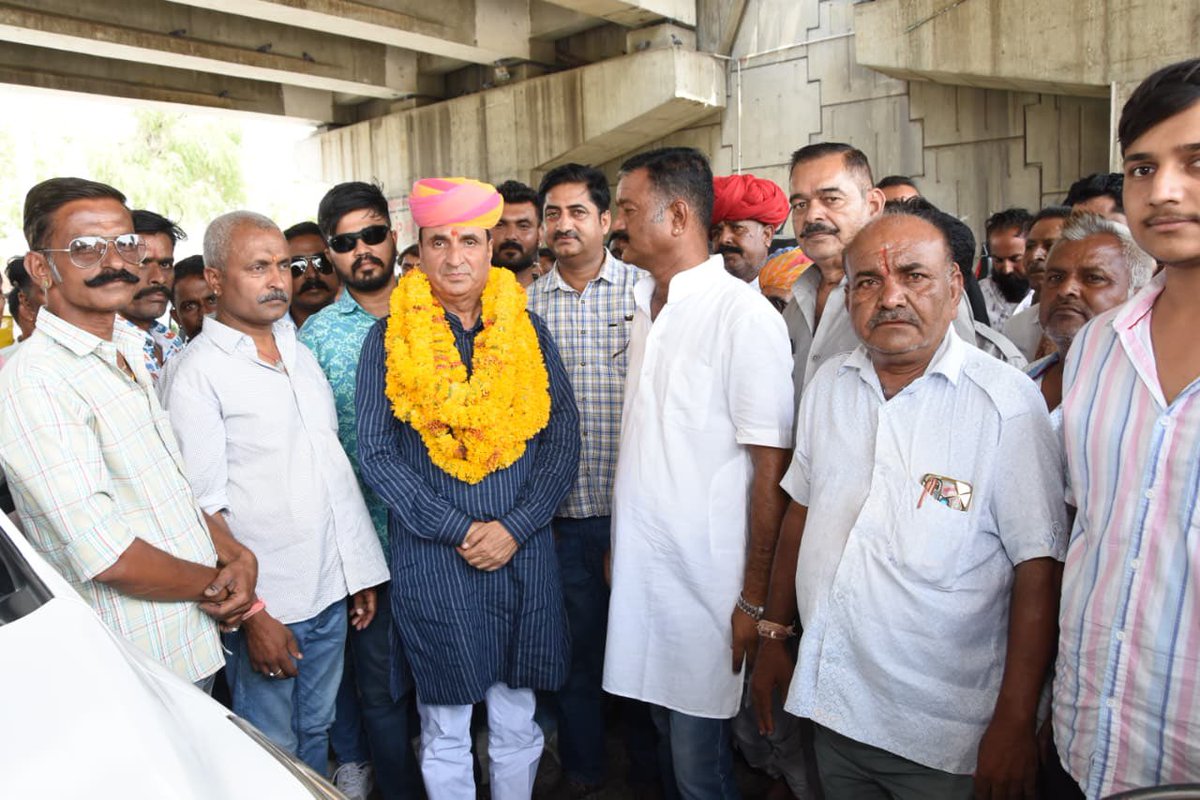 DharmendraS_inc's tweet photo. आज जालौर प्रवास के दौरान सांडेराव में श्री जयदेव सिंह राणावत जी के नेतृत्व में ग्रामीणों से आत्मीय भेंट एवं संवाद हुआ। इस अवसर पर ग्रामीणों द्वारा दिए गए स्नेह, सम्मान एवं स्वागत के लिए सभी का हृदय से आभार व्यक्त करता हूं।

इस दौरान बैठक में EWS सरलीकरण पर सार्थक चर्चा की। https://t.co/AZ815QXqqy