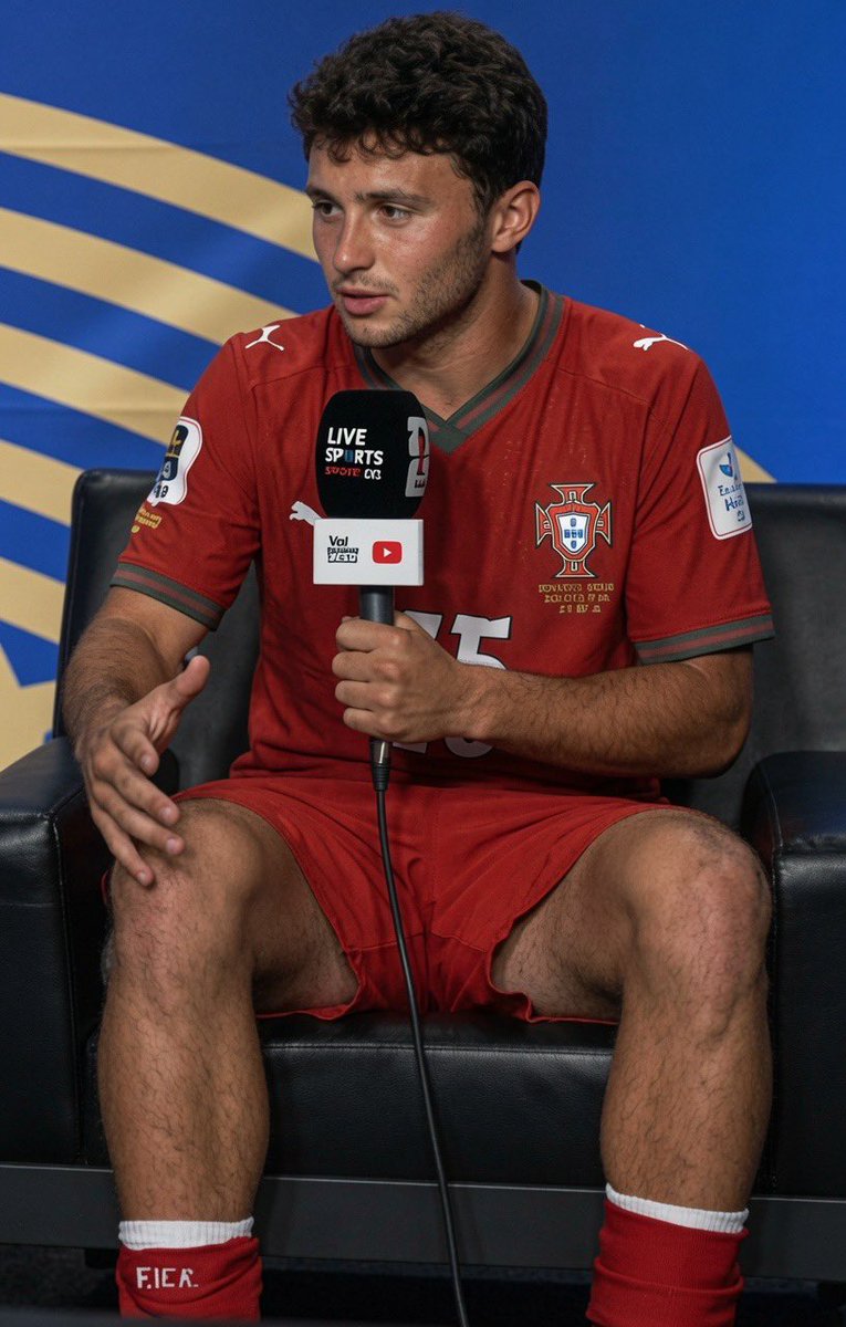 JoseC9315's tweet photo. Tem uma energia de homem gostoso, ainda mais com essa perna cabeluda. https://t.co/W9Rjk3GGm0