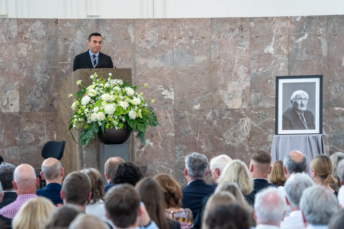 Stadt_FFM's tweet photo. Die Stadt Frankfurt hat heute in der Paulskirche den im März verstorbenen Jürgen Habermas gewürdigt. Wir blicken zurück auf eine bewegende Veranstaltung und viele Gedanken, die nachhallen. Ausschnitte aus den Reden könnt ihr hier nachlesen 👉 https://t.co/Fs5A9OljiW https://t.co/6M3zh1TTMv