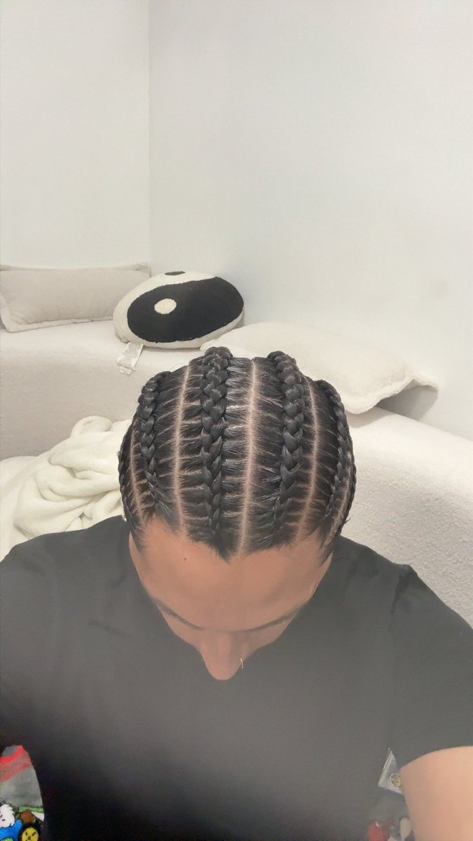 Siyrackz's tweet photo. Braids aint even last 2 weeks 🫠 https://t.co/dj2Xeqi8wI