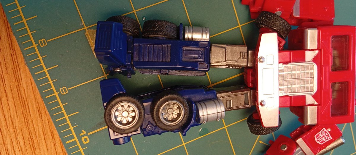 aceiteytuna's tweet photo. I painted the thighs and rims if the g1 deluxe Optimus (budget missing link), I know it's not chrome but I like this shade better https://t.co/b3ZFY61uAO