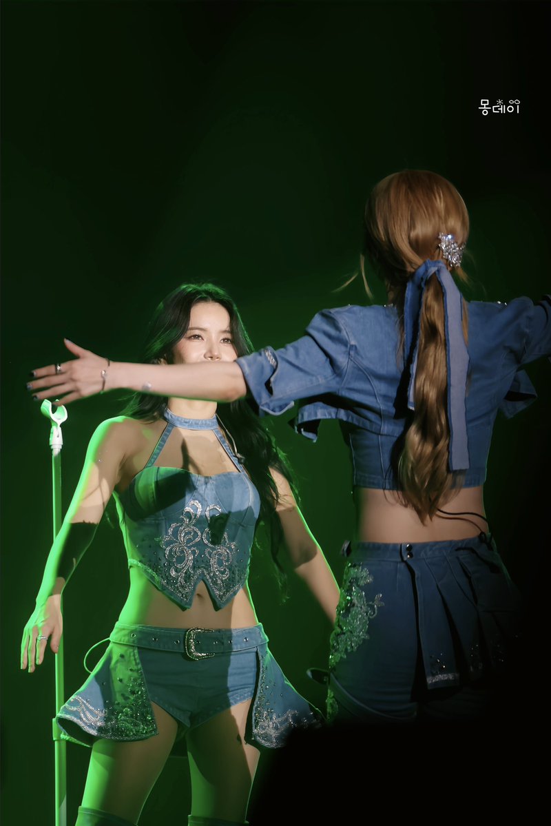 mondayblue__s's tweet photo. 260619 마마무 서울 콘서트 첫콘

🐹🐰

#마마무 #솔라 #문별
#MAMAMOO #SOLAR #MOONBYUL https://t.co/76ixBtnYZh