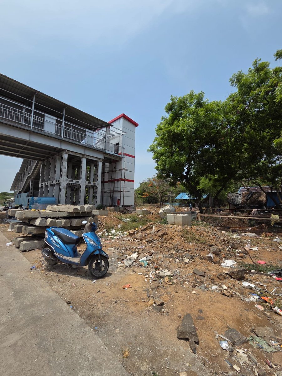 dayatiger197312's tweet photo. Thank you sir
@DrmChennai for inspection of #Tambaram Railway station Lifts and Escalator works in New Foot Over Bridge.
@RailMinIndia
@GMSRailway
Request to expedite the #East Side #approach_road and #circulation_area works connectivity to New FOB from Tambaram Velachery Road https://t.co/p3OsaTgOGi