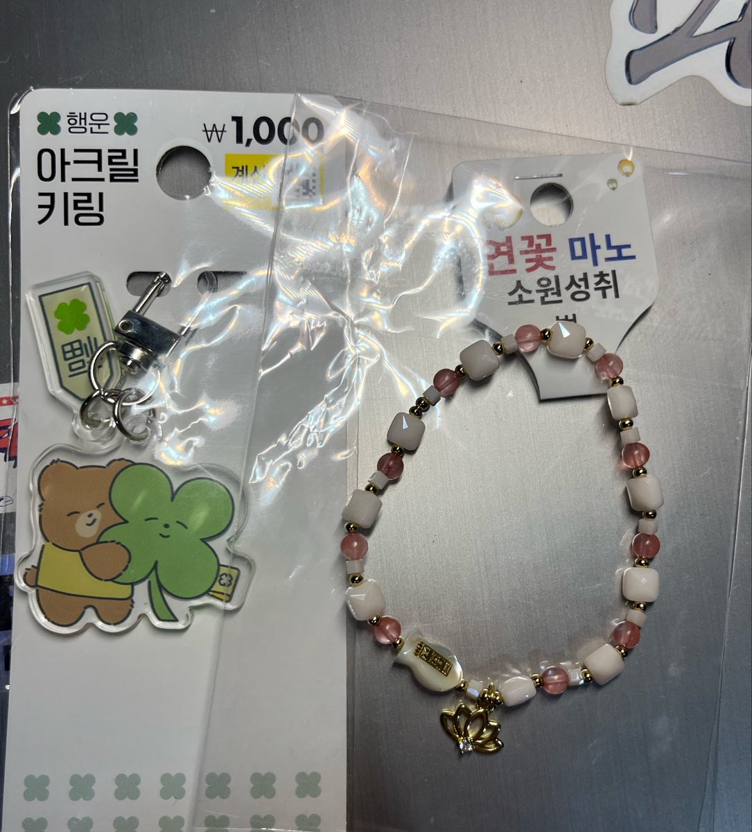kim_jwp98's tweet photo. ได้รับเรียบร้อยค่ะ ร้านน่ารักมากกกก นำไปทำพิธีให้ด้วย วันนี้เลยได้บัตรเจโน่แจมินแล้วคั้บ เห็นผลทันตา🥺 มีของแถมให้อีก ขอบคุณมากนะคะ 💖🙇🏼‍♀️

#happyyfangirlreview https://t.co/UQAunV5WWe