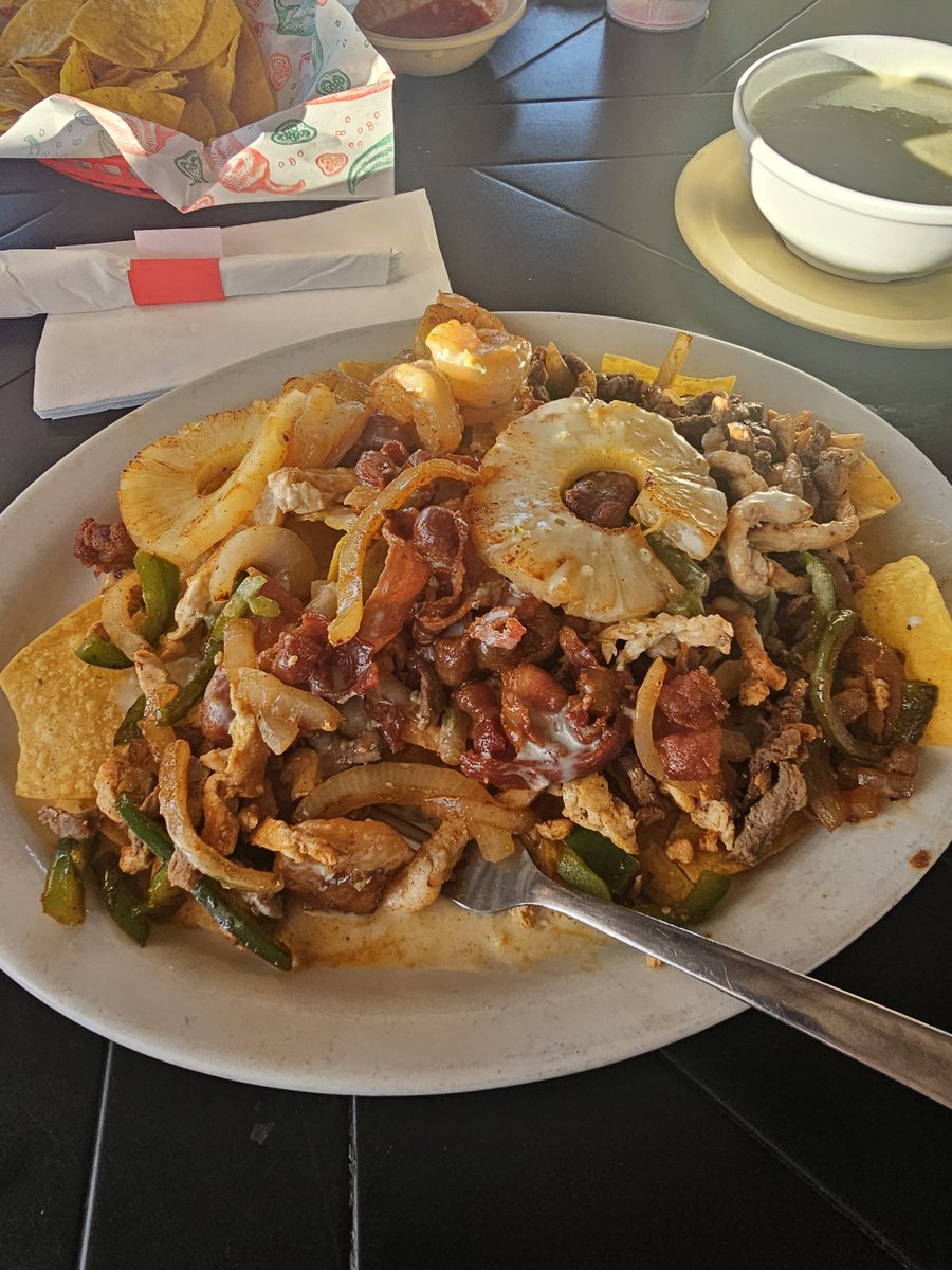 cavedweller94's tweet photo. @PhoenyxVT I don't have pets, but I have nachos https://t.co/QMFkIvtgJK