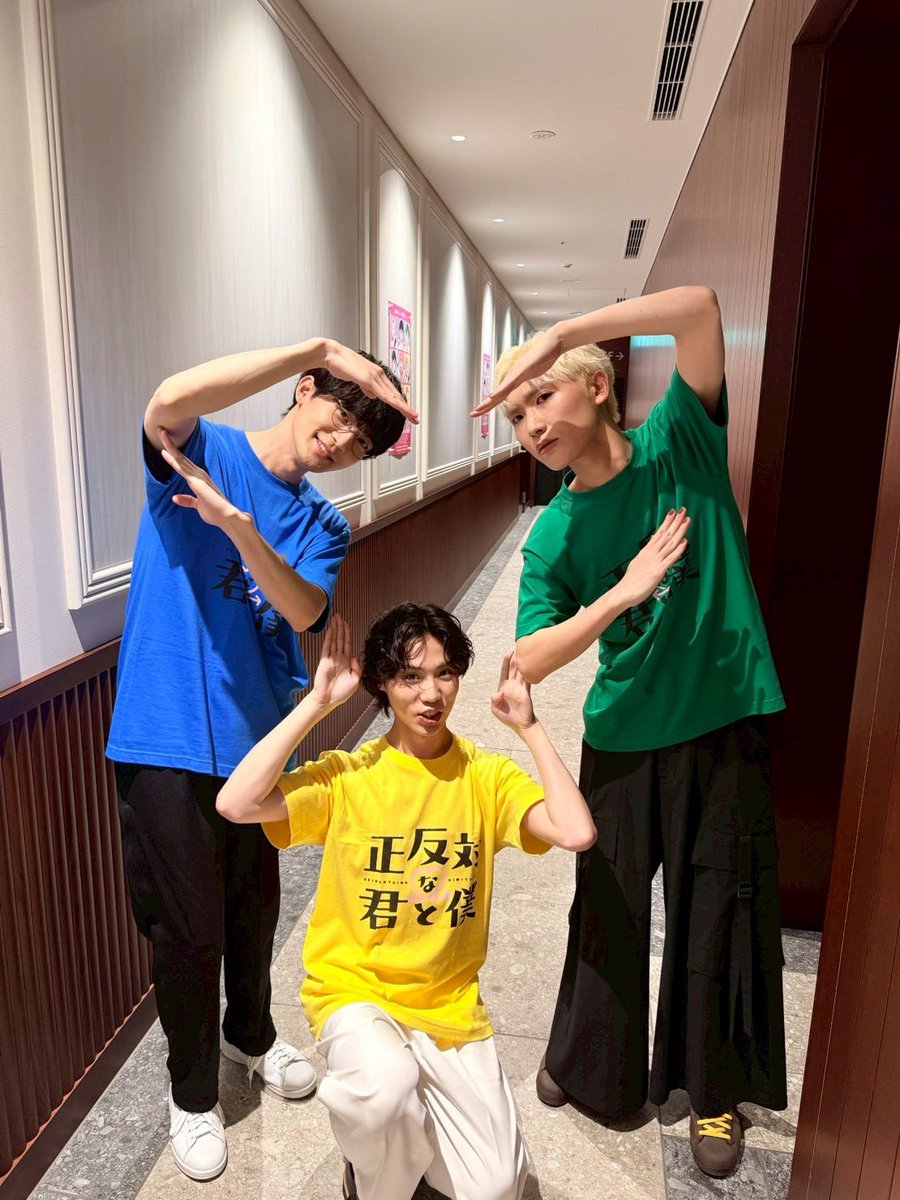 anji_iwata's tweet photo. 今日の衣装&amp;男子ズで作ったハート💙💚💛

最後の写真はハート作りましょって言った自分がハートを台無しにしている写真です https://t.co/boYt7jYzEj