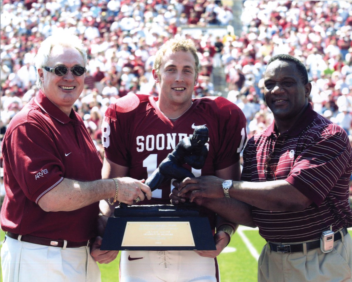 RealBillySims's tweet photo. Be sure to wish @OU_Football legend and @HeismanTrophy 2003 champ @JasonWhite2003 a happy birthday!  Enjoy your day my friend.  BOOMER!!!!!  🥳

#heisman #billysims #jasonwhite #boomersooner https://t.co/UOjnJOGoDv