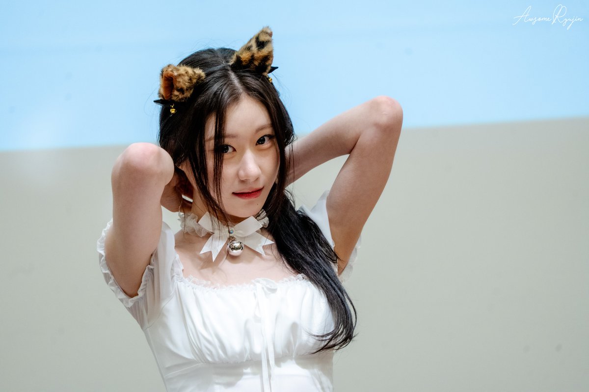 AwsomeRyujin's tweet photo. 260612 MS #ITZY #있지 #CHAERYEONG #채령 

다시 보니 역시 채령이는 사막여우상이 분명해 https://t.co/Z8klXVKg5E