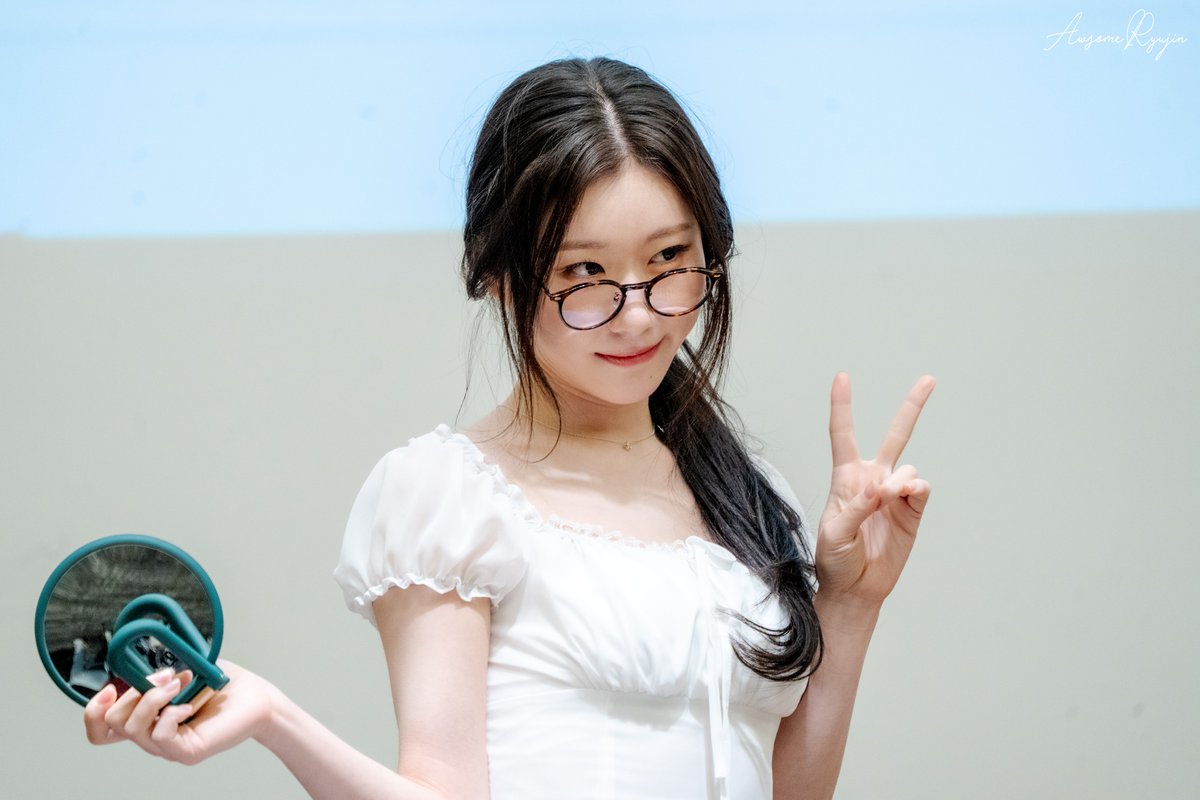 AwsomeRyujin's tweet photo. 260612 MS #ITZY #있지 #CHAERYEONG #채령 

안경 채령이 너무 지적이야 https://t.co/WOHh0683X0