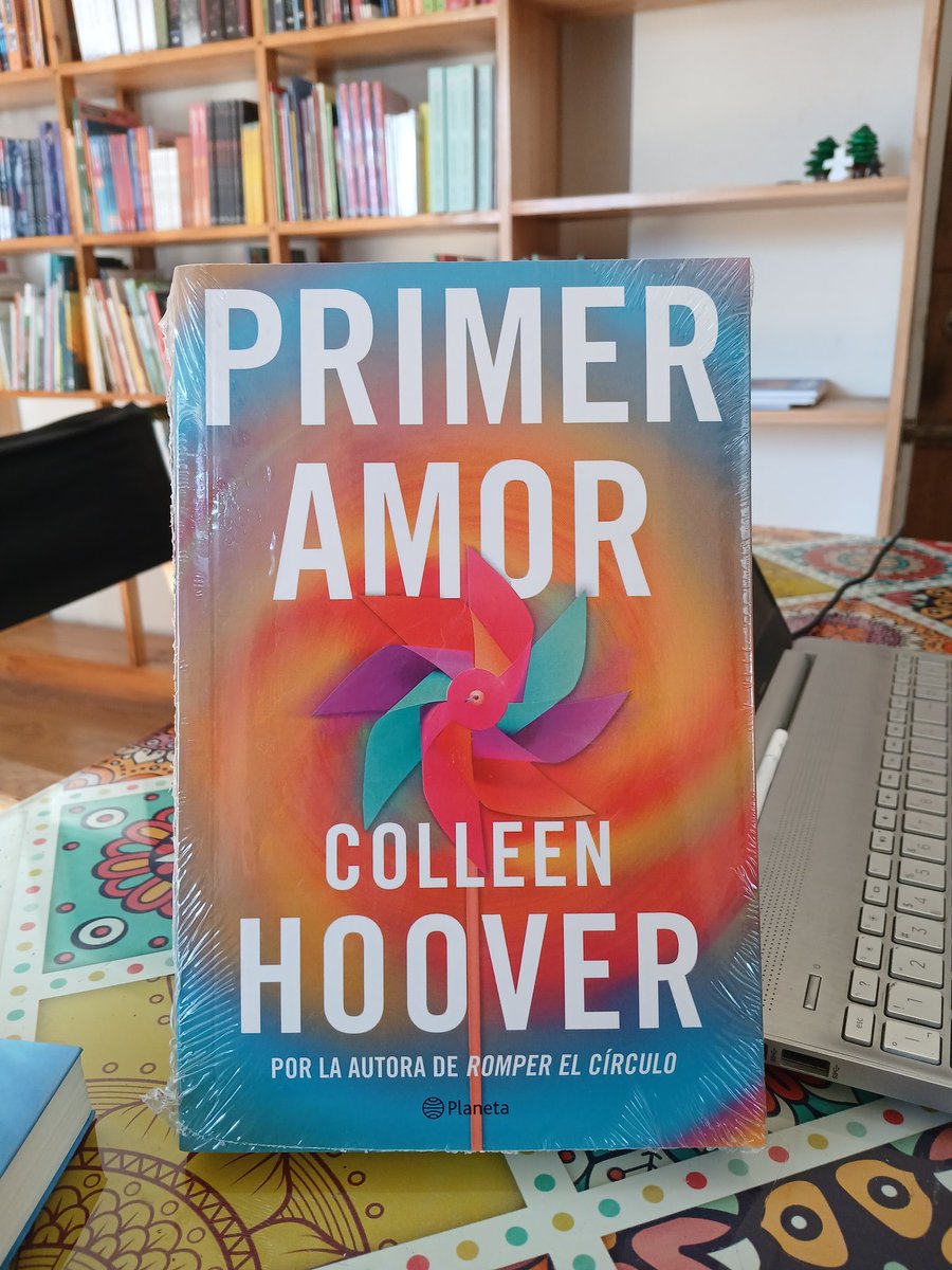 chehueque's tweet photo. Con las últimas novelas juveniles de Collen Hoover, incluyendo Layla, la más reciente de todas, ya comienza nuestro viernes lector, en el inicio de las vacaciones escolares... 📚🦙🧙‍♂️🐈👌 https://t.co/QLPuJjgxdC