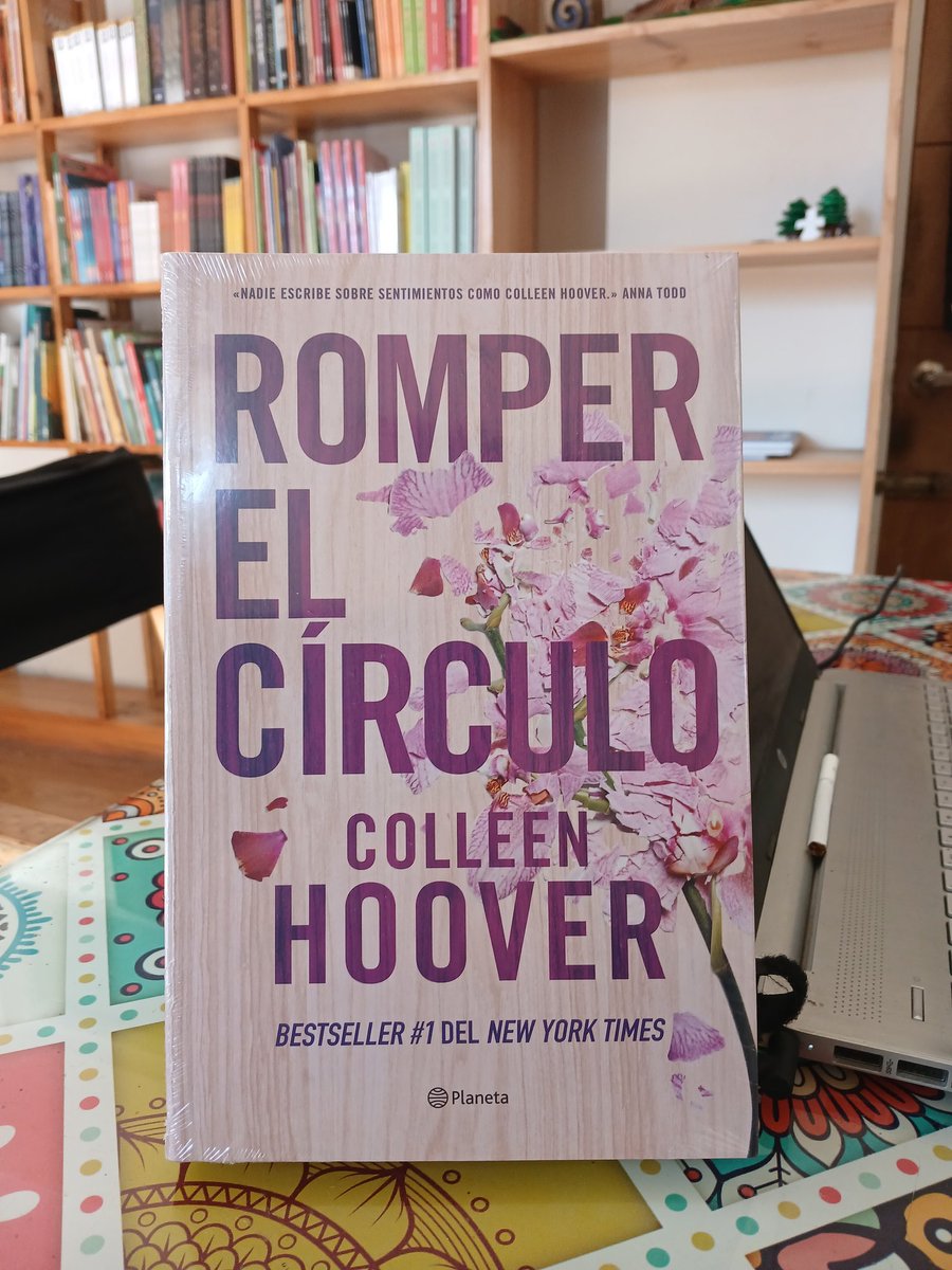 chehueque's tweet photo. Con las últimas novelas juveniles de Collen Hoover, incluyendo Layla, la más reciente de todas, ya comienza nuestro viernes lector, en el inicio de las vacaciones escolares... 📚🦙🧙‍♂️🐈👌 https://t.co/QLPuJjgxdC