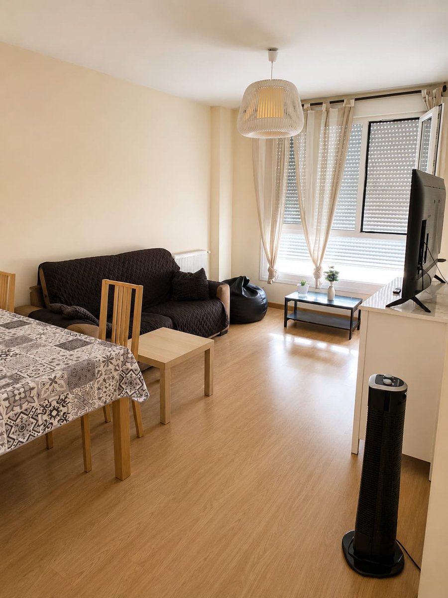 badlandsalby's tweet photo. holi! una amiga busca 2 compañeros de piso (nómina o aval).

📍Alcobendas 419€/mes.

-3 habitaciones, 2 baños, conserje, garaje, piscina y trastero (+ fotos abajo)

-Opción de comprar la cama y somier del antiguo compañero

- Metro y bus a 10 minutos 

más info ig: martinalc19 https://t.co/S2QRBycJcW