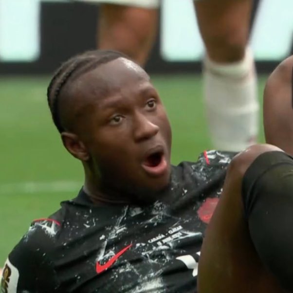 100_Soccer's tweet photo. Hanté par cette image.

Sur son visage, pas de douleur.
Mais le choc. L’incrédulité.

C’est pas juste le tibia-péroné qui a lâché, c’est sa réalité qui s’est fissurée.

Sa sortie pouce levé devant la marée rouge avait quelque chose d’héroïque.

Force, Isma #CanMNT #FIFAWorldCup https://t.co/IQO7q7Qbqj
