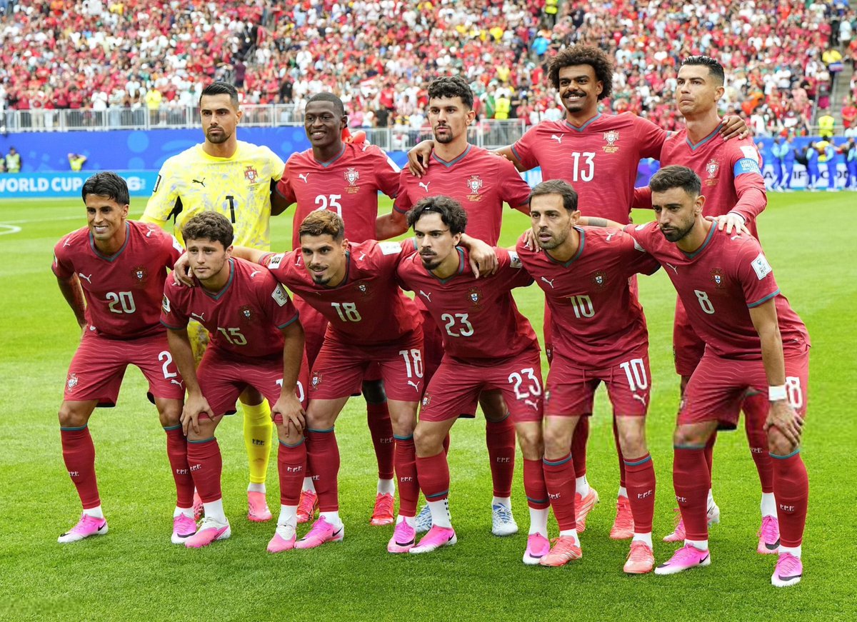 TrendEPL's tweet photo. 🚨🚨🚨 حملة هجومية شرسة على نجوم البرتغال بسبب مقاطعتهم لرونالدو! 🇵🇹😤

وفقًا لصحيفة ماركا، يتعرض كل من فيتينيا، برونو فيرنانديز، وبيدرو نيتو لحملة هجومية واسعة على وسائل التواصل الاجتماعي، بعد اتهامهم بـ "مقاطعة" كريستيانو رونالدو خلال مباراة البرتغال والكونغو الديمقراطية.

جواو نيفيز كان الأكثر تعرضًا للهجوم، خاصة بعد تصريحه الذي اعتبره البعض تقليلًا من شأن الأسطورة، حيث قال:

🗣️ "نعرف ما قدمه كريستيانو للمنتخب والكرة، لكن في هذه اللحظة هو مثلنا تمامًا.. مجرد لاعب آخر جاء لمساعدة الفريق، مثل باقي اللاعبين. لعب بشكل جيد، والفريق قدم مباراة ممتازة."

• آخر صورة نشرها نيفيز على إنستغرام حصدت أكثر من 122 ألف تعليق، معظمها مسيء. 😳

• زوجته اضطرت إلى إغلاق التعليقات في حسابها بسبب سيل التعليقات المسيئة.

كما أعجبت كيتيا أفيرو، شقيقة كريستيانو رونالدو، بمنشور يهاجم برونو فيرنانديز، جاء فيه:

🗣️ "برونو فيرنانديز يبدو مختلفًا عندما يلعب بقميص البرتغال. عندما تكون البرتغال في حاجة إلى قائد، فإنه غالبًا ما يختفي ويترك المسؤولية للآخرين."

وفي رسالة نشرتها كيتيا قالت:

🗣️ "كأنهم نسوا فجأة كيف يمررون الكرة، وكيف يسترجعونها، وكيف يهاجمون. اللعب كله كان من الوسط إلى الخلف. بطولة غريبة، لكن يجب أن نكمل. بداية سيئة ونهاية جيدة، حتى النهاية."