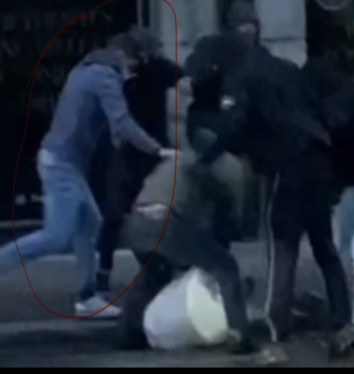 jean_bexon's tweet photo. Sur cette photo, Favrot donne plusieurs coups de pied à la victime au sol. 
Des complices font de même. 
(Favrot en bleu clair sur la photo). https://t.co/0hRNxxtQ1k