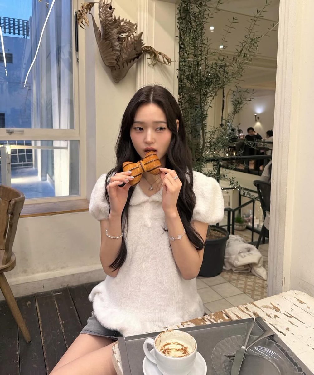 yourbabystrawb's tweet photo. I wish I could eat as much food as I want and still stay skinny like her https://t.co/nGRUSVulYD