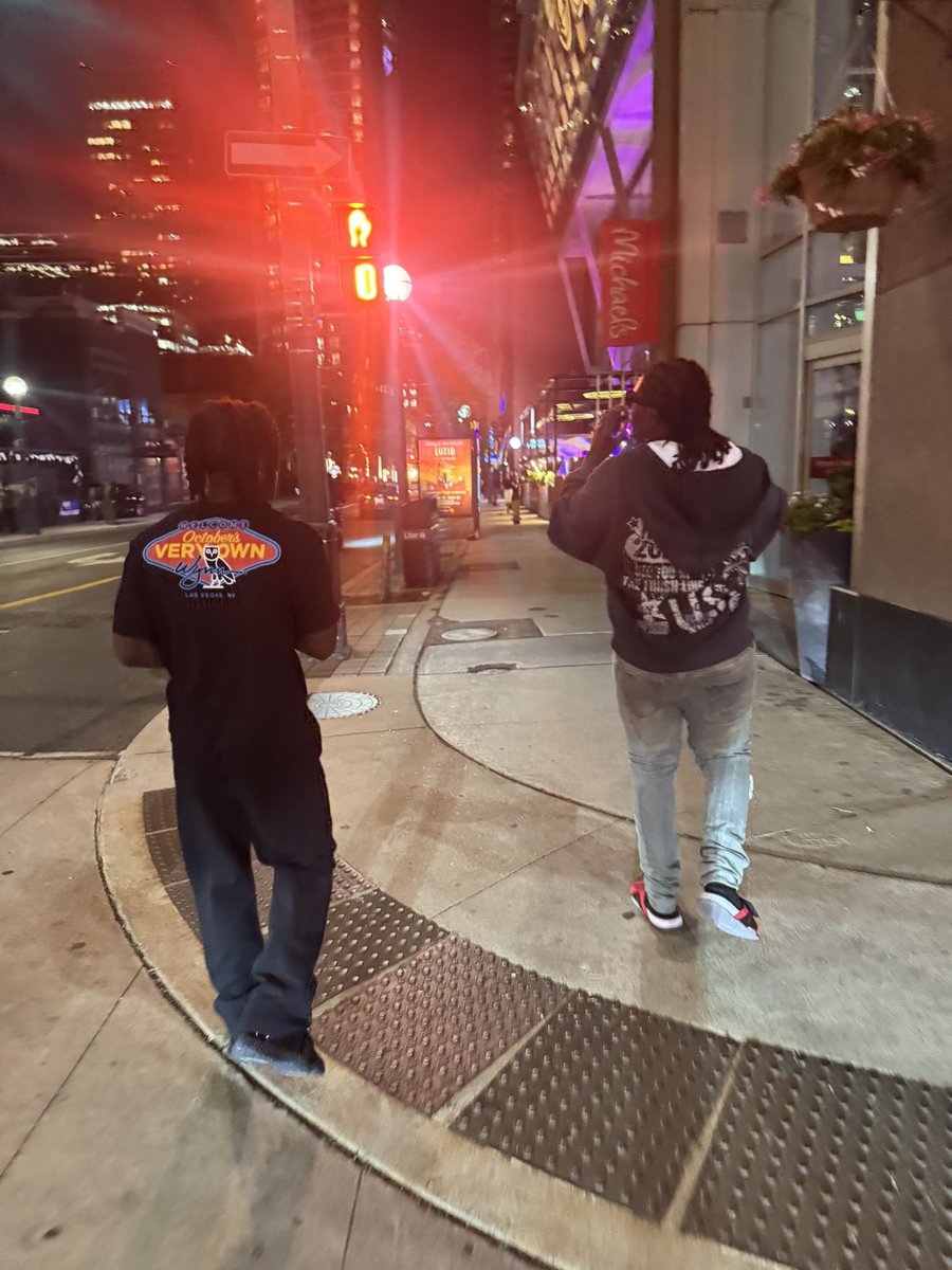 daysheion's tweet photo. downtown toronto ⁶𓅓 https://t.co/vEgaTvPjCe