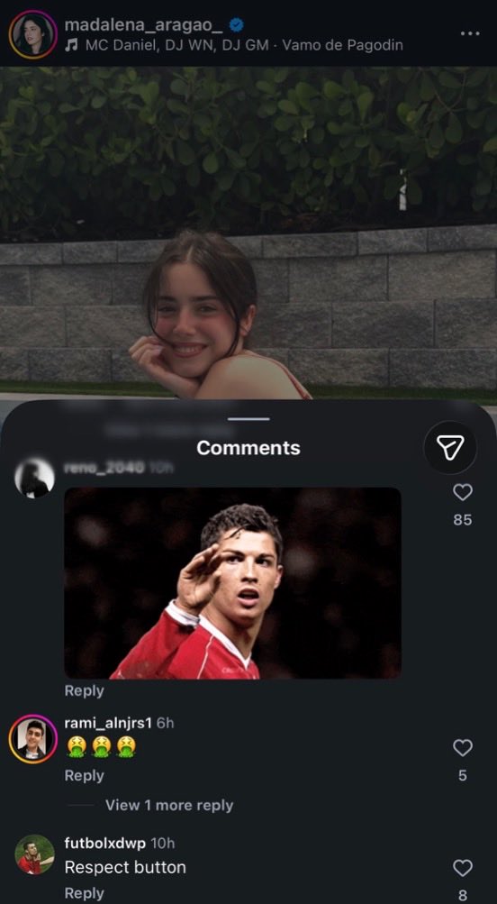 bgyetherr's tweet photo. Cristiano Ronaldo hayranları, João Neves'in kız arkadaşının son Instagram gönderisini hedef aldı. 

Taraftarlar, Neves'in kız arkadaşından João Neves'e topu Ronaldo'ya paslamasını ve ona saygı göstermesini söylemesini istiyor.

Ronaldo'nun kız kardeşi de Bruno Fernandes'i karalayan bir sosyal medya paylaşımını beğendi.