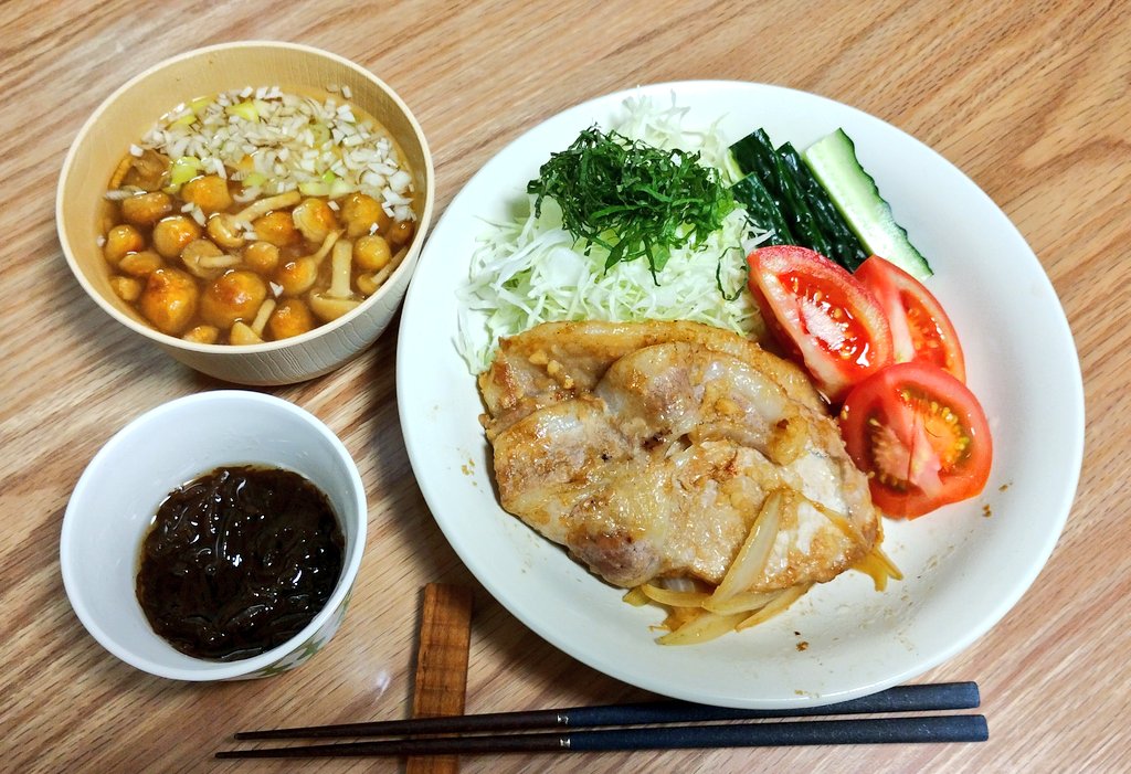 pon1987's tweet photo. 今日は、豚の生姜焼きでした。
#おうちごはん 

オオゼキの"どんぐりの恵み豚"で作るとすごく美味しい。肉質が柔らかくて、筋を切る必要がない。焼いた時に反りはす��けどね。 https://t.co/1jWVAjKQTb