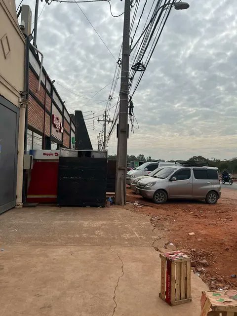 pyaccesible's tweet photo. Municipios con ordenanzas de sobra, pero con nulo control. 📜❌ Se siguen permitiendo ocupaciones de veredas y bloqueos del espacio peatonal para beneficio comercial bajo cualquier pretexto, dejando de lado la seguridad y la accesibilidad de todos

Las veredas son para caminar 🇵🇾 https://t.co/hbs0vLNHaz
