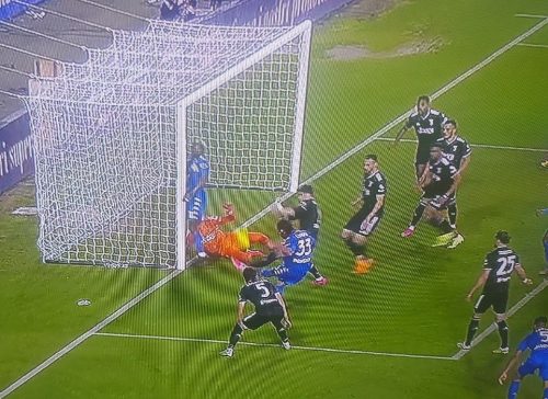 MarcoCento38849's tweet photo. Differenza di trattamento: caso Plusvalenze, Juventus penalizzata di 15 punti con il campionato in corso, poi ridotti a 10 punti a 15 minuti dalla partita di Empoli poi persa 4-1 anche grazie a degli episodi controversi. Le altre squadre non interessano, cit Farsopoli. https://t.co/JDyS4qfHFa