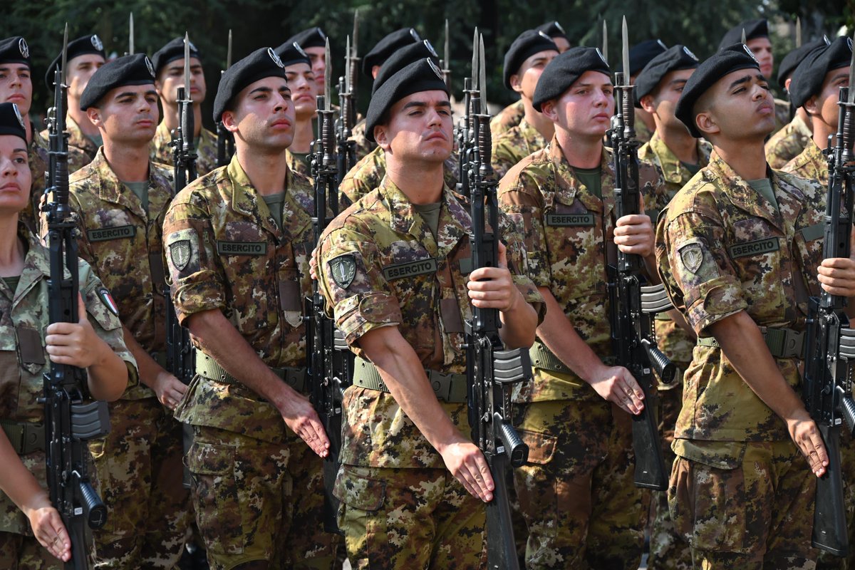 Esercito's tweet photo. Oggi a #Verona, i Volontari in Ferma Iniziale (#VFI) del 1° Blocco 2026 hanno pronunciato il loro "Lo Giuro". Un momento carico di emozione, orgoglio e profonda responsabilità di fronte ai propri affetti.
"Indossare questa #uniforme non è una scelta part-time: giurare fedeltà alla #Repubblica significa mettere il destino degli altri prima di noi stessi".
Benvenuti nella grande famiglia dell'#EsercitoItaliano!