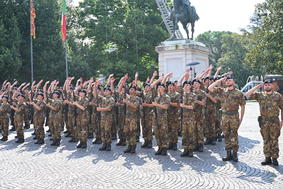 Esercito's tweet photo. Oggi a #Verona, i Volontari in Ferma Iniziale (#VFI) del 1° Blocco 2026 hanno pronunciato il loro "Lo Giuro". Un momento carico di emozione, orgoglio e profonda responsabilità di fronte ai propri affetti.
"Indossare questa #uniforme non è una scelta part-time: giurare fedeltà alla #Repubblica significa mettere il destino degli altri prima di noi stessi".
Benvenuti nella grande famiglia dell'#EsercitoItaliano!