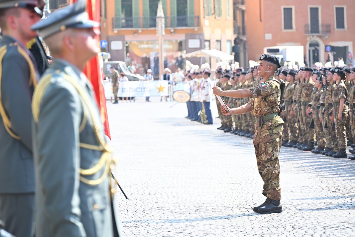 Esercito's tweet photo. Oggi a #Verona, i Volontari in Ferma Iniziale (#VFI) del 1° Blocco 2026 hanno pronunciato il loro "Lo Giuro". Un momento carico di emozione, orgoglio e profonda responsabilità di fronte ai propri affetti.
"Indossare questa #uniforme non è una scelta part-time: giurare fedeltà alla #Repubblica significa mettere il destino degli altri prima di noi stessi".
Benvenuti nella grande famiglia dell'#EsercitoItaliano!