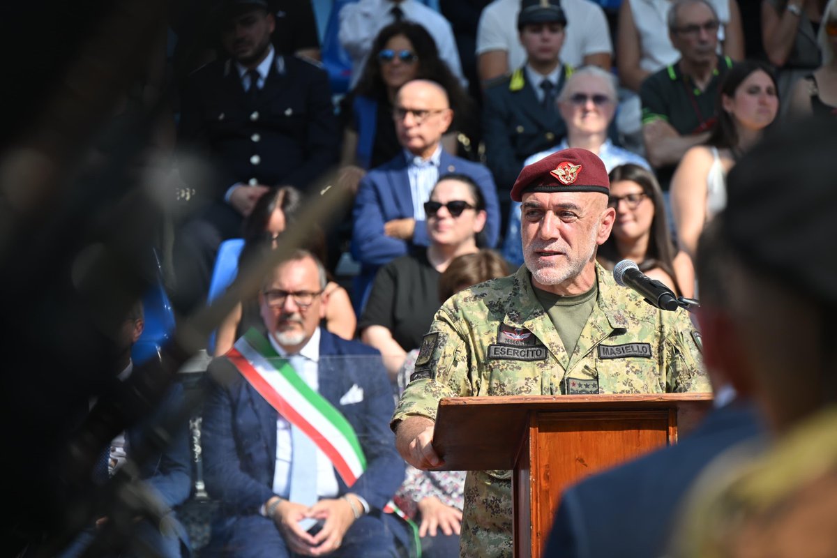 Esercito's tweet photo. Oggi a #Verona, i Volontari in Ferma Iniziale (#VFI) del 1° Blocco 2026 hanno pronunciato il loro "Lo Giuro". Un momento carico di emozione, orgoglio e profonda responsabilità di fronte ai propri affetti.
"Indossare questa #uniforme non è una scelta part-time: giurare fedeltà alla #Repubblica significa mettere il destino degli altri prima di noi stessi".
Benvenuti nella grande famiglia dell'#EsercitoItaliano!