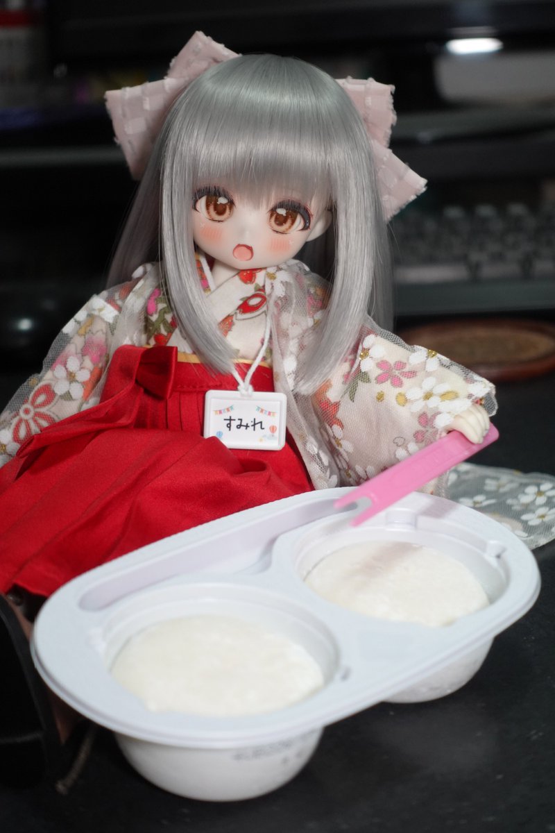 tsukunagi's tweet photo. 金曜 #カカフライデー ！

お夜食は雪見だいふく〜。
(・∀・)

#Tinyfox
#うちのこかわいい https://t.co/V8HZtnhvI1