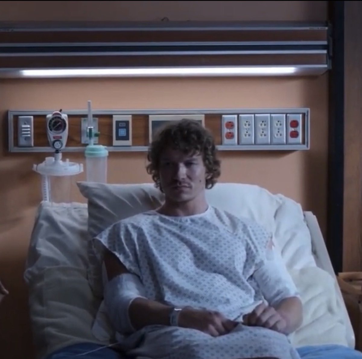 voltsemi's tweet photo. two babies in hospital beds 🥺 https://t.co/xzlTDsTEeg