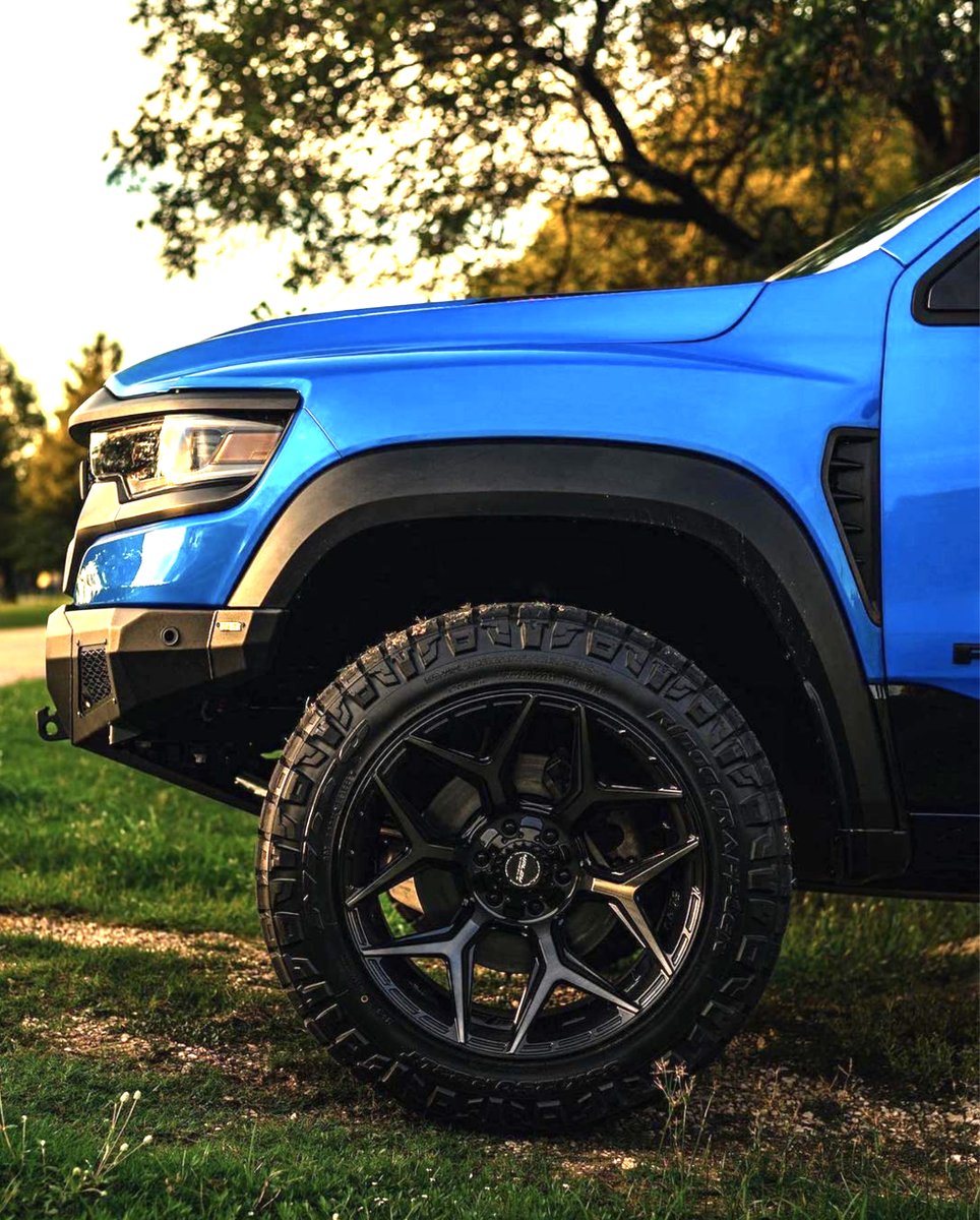 4PlayWheels's tweet photo. 4PLAY® Wheels 22x12 4P06 wrapped in 35x12.5x22 @nittotire on this Ram TRX 🥵🦖

📸: @randall_modfx

#4PLAYWheels #LiftedTrucks #TRX #RamTRX #RamTrucks https://t.co/FION8QsoMq